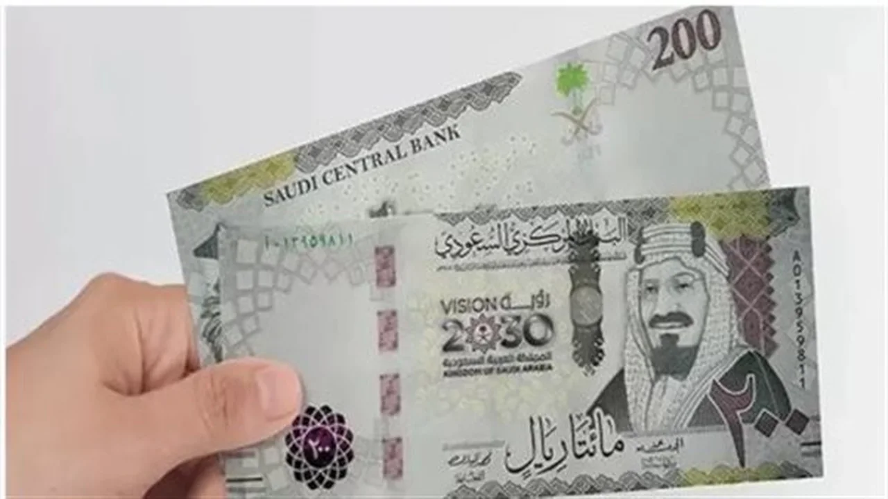 تحديثات الصرف.. تباين سعر الريال السعودي والدولار مقابل الجنيه المصري في البنوك المحلية